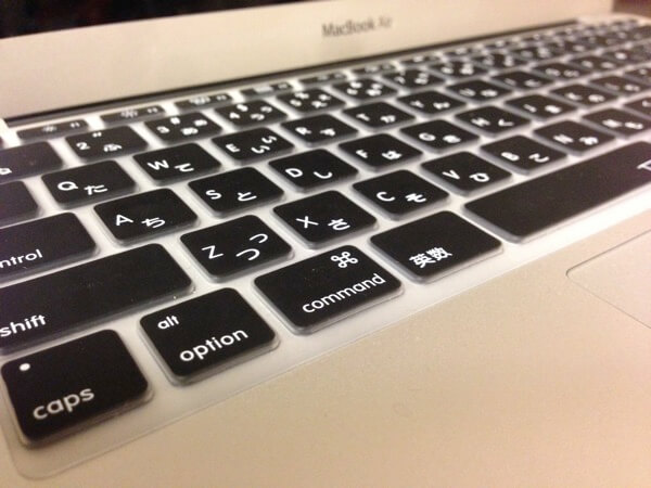 MacBook Airのキーボードがお洒落でいい感じに！カバーとステッカーを貼ったよ | ままはっく